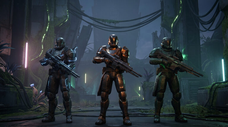 Trois guerriers en armure futuriste, armés de fusils, posent dans un environnement de ruines envahies avec des néons brillants.