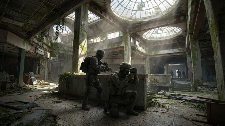 Deux soldats tactiques explorant les ruines végétalisées d'un centre commercial post-apocalyptique.