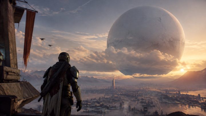 Un Gardien de Destiny regarde la Cité et le Voyageur au coucher du soleil.