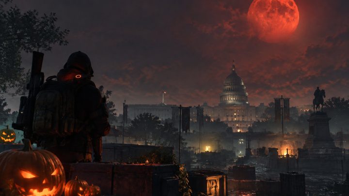 Un agent observe le Capitole sous une lune rouge sang, entouré de citrouilles d'Halloween lumineuses dans un décor sombre.